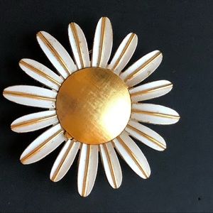 Vintage gold tone white daisy flower pin brooch